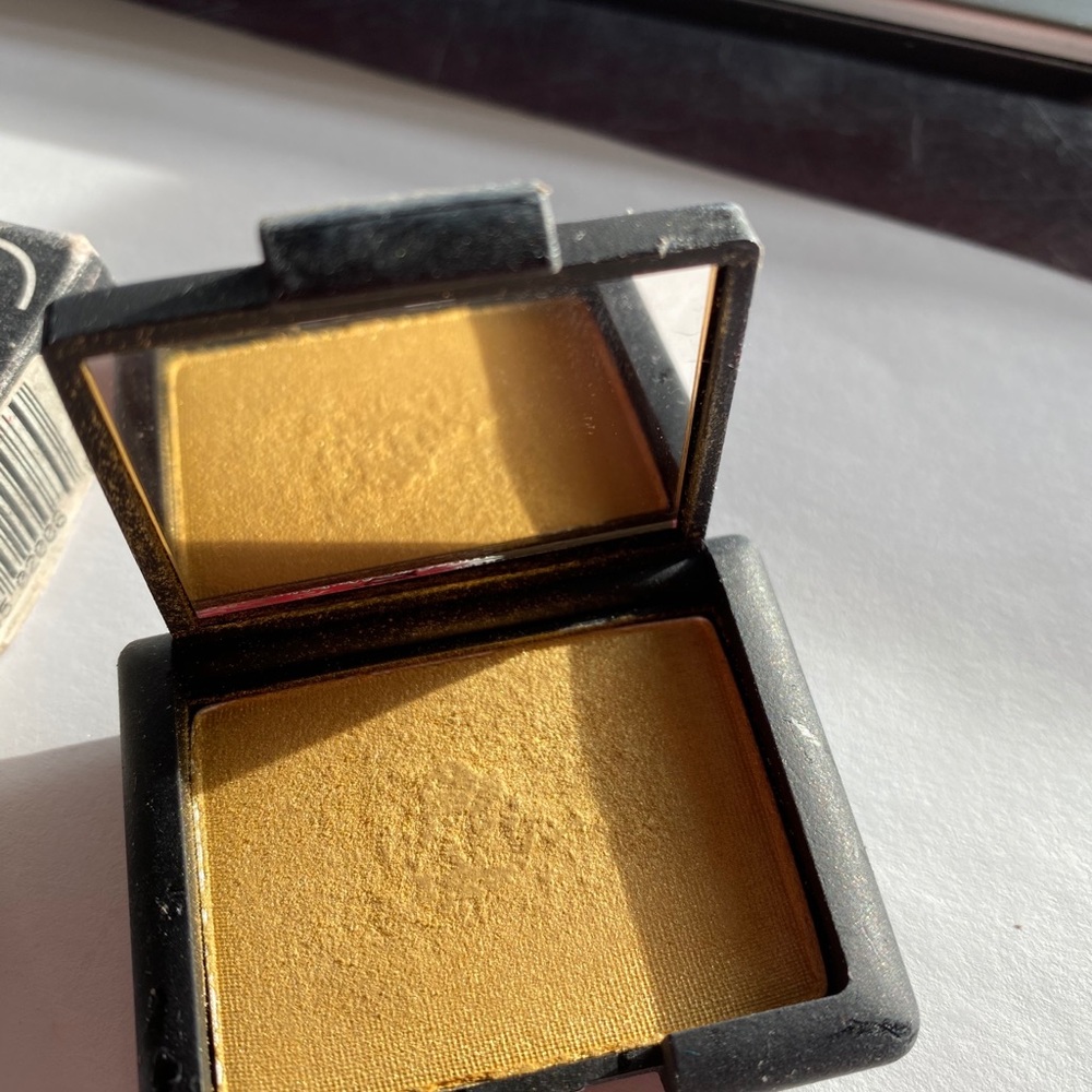 NARS Single Eyeshadow in “GOLDFINGER”